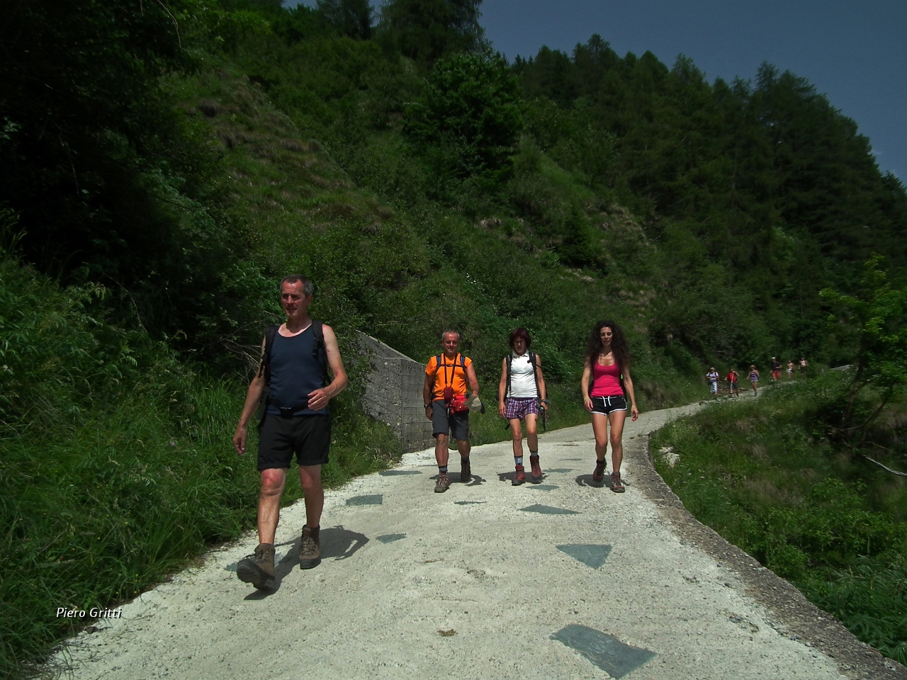 80 sulla strada sotto un sole cocente....JPG